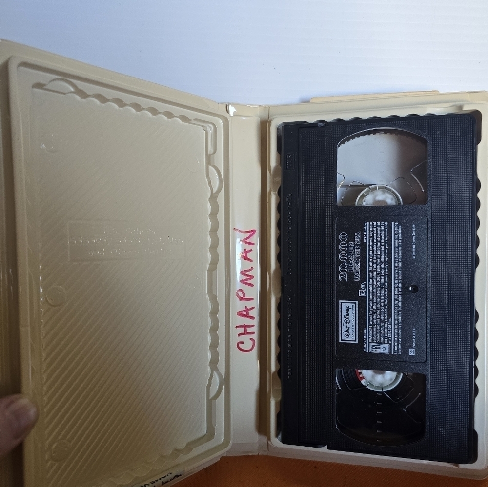 Disney VHS 20,000 LEAGUES under The Sea - Picture 2 of 3